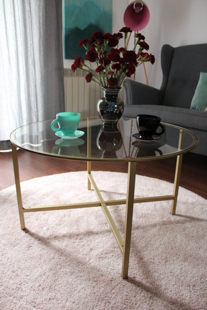 Złoty stolik kawowy w salonie