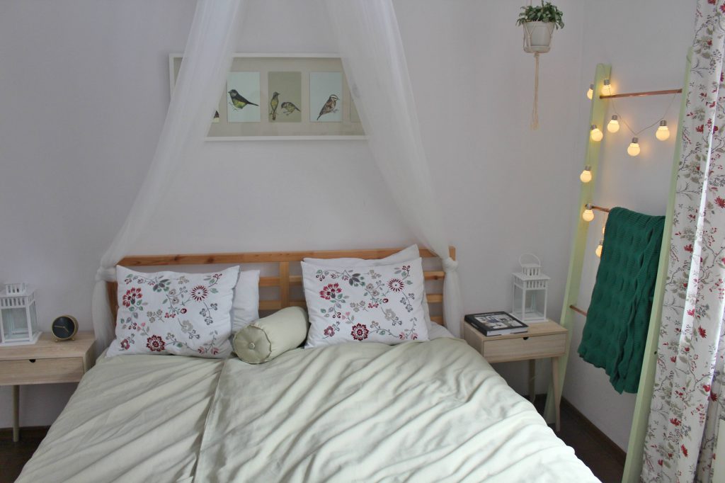 Sypialnia z dekoracyjną drabiną w tle